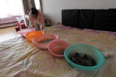 鄯善楼上漏水，住户失联，小区没物管，业主维权难！律师来支招……